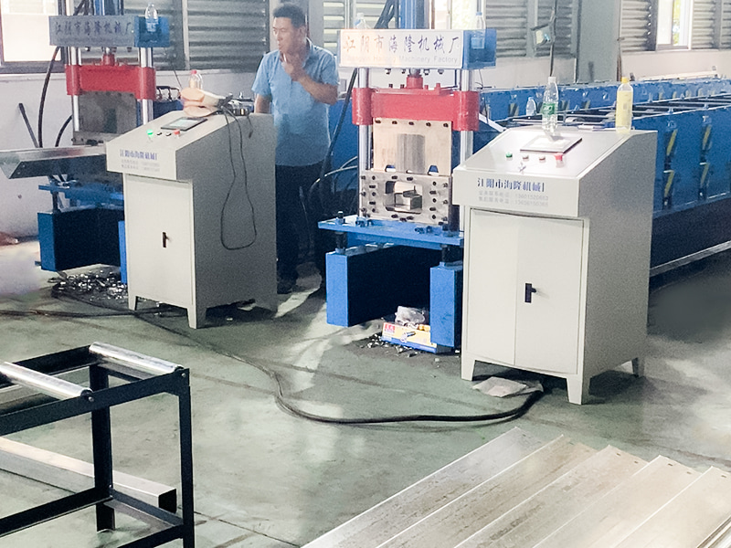 Машина для формования рулонов балок съемного контейнерного дома