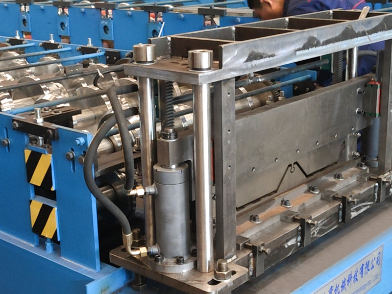 YX25-820 Простая в установке профилегибочная машина для фотоэлектрической плитки